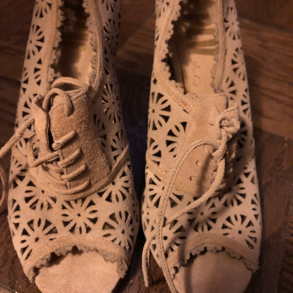 PLV SHOES 👠 HEEL TAN FLOWER LAZER DETAILING 9.5